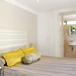 https://echo-friendly-sunny-contemporary-garden-flat.hotels-capetown.com
